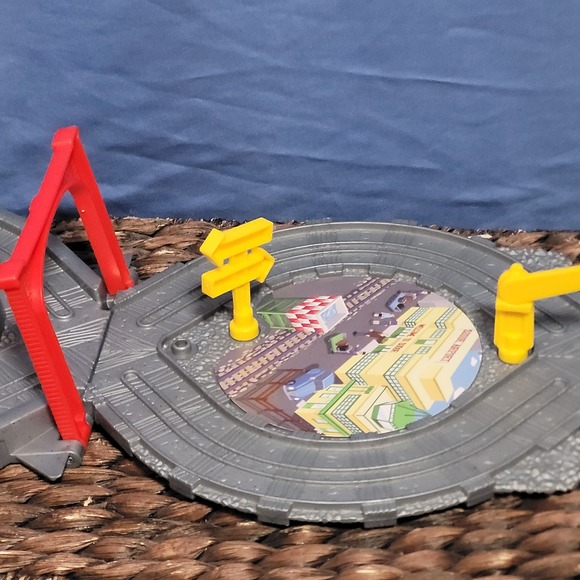 Thomas & Friends 2009 Take Along magnetic Lot Train Engines Roundabout foldable - Picture 15 of 16